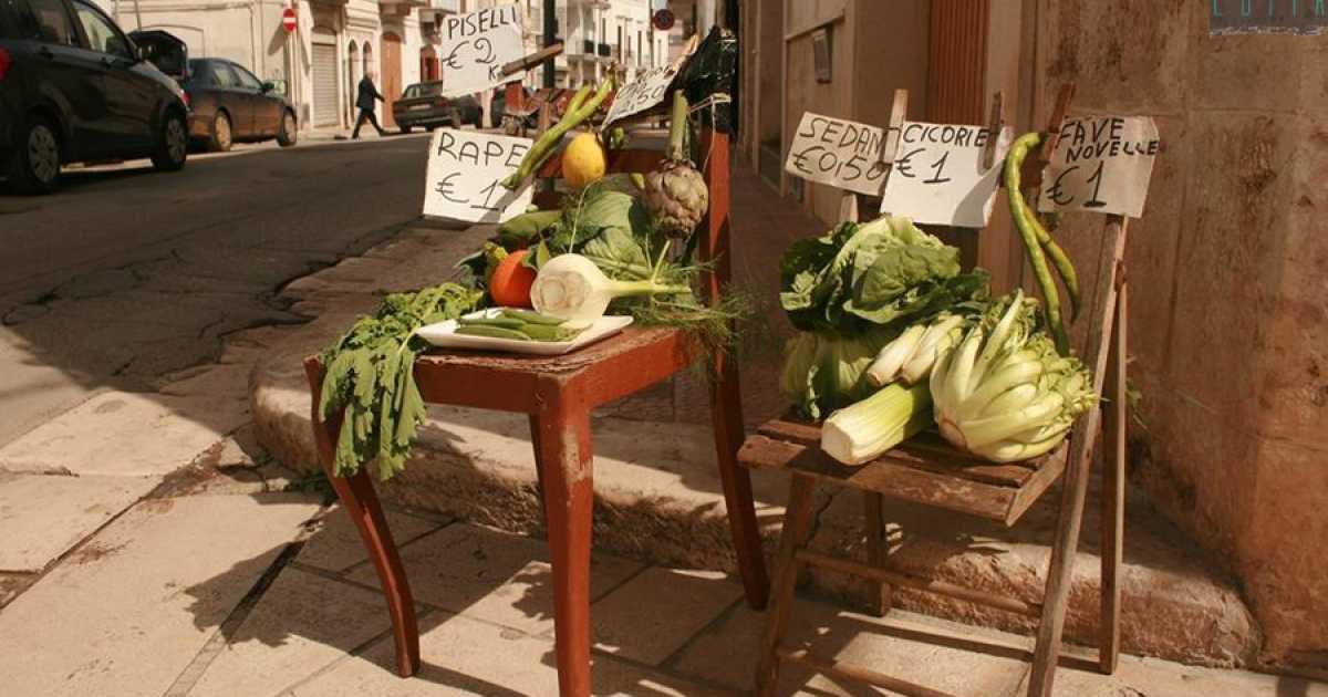 Mola, nelle vie del centro storico i colori e i profumi delle "sedie della verdura"